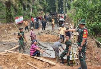 Selaku Dansatgas, saya Kolonel Inf. Widi Rahman meninjau pembangunan infrastruktur plat duiker, memberi arahan dan memastikan kebutuhan material serta pengecoran lancar sesuai perencanaan.