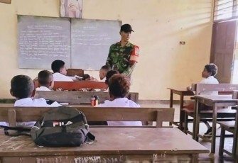 Serka Sriyono mengajar para murid SD YPPK Waroi.