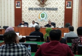 Situasi rapat Pansus RPJMD DPRD Kabupaten Trenggalek, finalisasi evaluasi gubernur bersama eksekutif di Aula DPRD Trenggalek.
