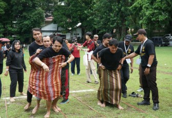 Suasana lomba estafet tradisional dalam acara “Fun Games 2025” dalam rangka menyambut Dies Natalis ke-69 UKSW di Lapangan John Osok, Jumat (07-11-2025). 