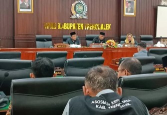 Suasana rapat dengar pendapat di gedung DPRD Trenggalek