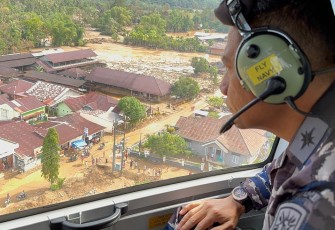 Helikopter TNI AL saat Distribusikan 300 Kg Bantuan Logistik di Tapanuli Tengah