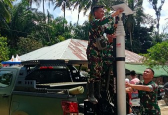 Personel TNI AD saat pasang Starlink guna memulihkan akses komunikasi masyarakat terdampak banjir bandang dan galodo di Sumatera Barat.