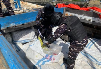 Anggota TNI AL saat Gagalkan Penyelundupan Ballpress Senilai Rp780 Juta Asal Malaysia