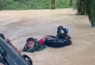 Personel TNI AL saat Selamatkan Warga Terdampak Banjir Bandang di Sumut