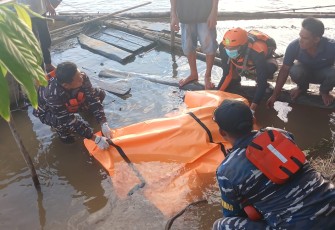 TNI AL dan Tim SAR Gabungan saat Evakuasi Korban Tenggelam di Sungai Lematang