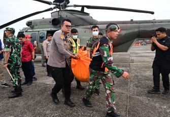 Helikopter Caracal TNI AU tidak hanya dimanfaatkan untuk peninjauan udara, tetapi juga membawa logistik darurat yang sangat dibutuhkan warga.