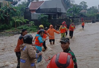 TNI Bergerak Cepat Evakuasi Korban Banjir di Denpasar