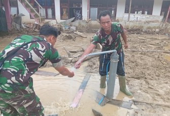TNI Bangun Sumur Bor untuk Penuhi Kebutuhan Air Bersih Pengungsi Banjir di Batang Toru