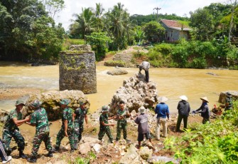 TNI Bangun Jembatan Gantung 80 Meter untuk Percepat Mobilitas Warga Sukabumi.
