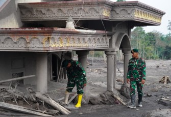 Prajurit Divif 2 Kostrad menembus zona bahaya erupsi Semeru, mencari warga, mengevakuasi, dan melakukan asesment demi keselamatan masyarakat. Dengan semangat pantang menyerah, TNI hadir memberi pengabdian terbaik untuk rakyat