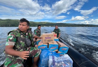 TNI Tempuh 12 Mil Lalui Danau Singkarak Salurkan Bantuan