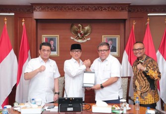 Mendes PDT Yandri Susanto menerima audiensi Wakil Menteri Perumahan dan Kawasan Permukiman Fahri Hamzah, di ruang kerjanya, Selasa (11/2/2024). 