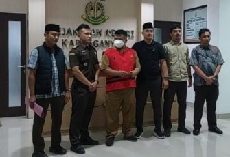 Tersangka kelima kasus dugaan korupsi pembangunan Masjid Agung Madaniyah, S, saat dibawa petugas ke kantor Kejari Karanganyar, Senin (7/7/2025) malam.
