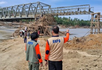 Tim BNPB tengah meninjau salah satu lokasi pemasangan jembatan bailey di Kabupaten Bieruen, pada Kamis (11/12.
