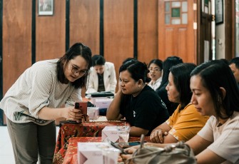 Tim aplikasi Online Home Process Skills (OHOPROS) UKSW saat memberikan pelatihan kepada orang tua penggunaan aplikasi untuk mengakses laporan capaian belajar secara langsung melalui aplikasi, tanpa mencetak dokumen.