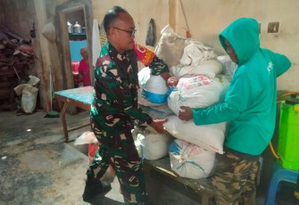 Babinsa Tlogowaru bersama mitra penggilingan padi pasca panen