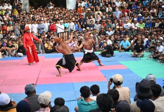 Tonton Kesatria Sasak Dalam Peresean