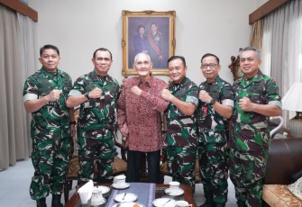 TNI saat Anjangsana ke Jenderal TNI (Purn) Try Sutrisno