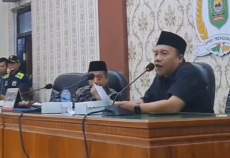 Unsur pimpinan DPRD Kabupaten Trenggalek, saat menerima aspirasi ratusan nasabah KSPPS (Koperasi Simpan Pinjam Pembiayaan Syariah) Madani, di aula DPRD setempat.