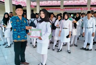 Camat Sigit saat memberikan piagam penghargaan kepada paskibra