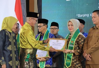 Wabup Bintan Deby Maryanti saat Terima Penghargaan Baznas Awards 2025