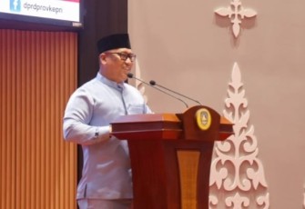 Wakil Gubernur Kepulauan Riau Nyanyang Haris Pratamura dalam Rapat Paripurna yang dilaksanakan di Ruang Sidang Utama Kantor DPRD Kepri, Tanjungpinang, pada Jumat (11/7/2025).