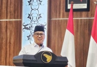 Wakil Gubernur Kepri Nyanyang Haris Pratamura saat membuka Rapat Koordinasi dan Sinergi Penanganan Permasalahan Perumahan Perkotaan Provinsi Kepulauan Riau, Sumatera Barat dan Riau bertempat di Ruang Balairung Sari BP Batam, Kamis (24/7/2025).