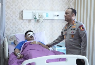 Wakapolri Komjen Pol Dedi Prasetyo saat kunjungan ke Rumah Sakit Bhayangkara Tingkat I Pusdokkes Polri untuk meninjau kondisi pasien korban demonstrasi yang berlangsung di Gedung DPR/MPR beberapa waktu lalu.