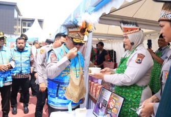 Wakapolri Komjen Pol Prof. Dr. Dedi Prasetyo bersama Kapolda Papua saat meninjau sejumlah kegiatan sosial dan pemberdayaan ekonomi masyarakat