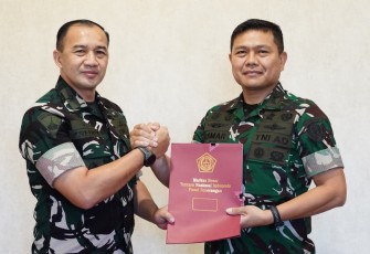 Wakapuspen TNI Kolonel Arh Osmar Silalahi, S.IP., M.Si., CGRA dalam prosesi serah terima jabatan (Sertijab) yang digelar di Ruang Kerja Kapuspen TNI, Subden Merdeka Barat, Jakarta Pusat, Selasa (2/9/2025).