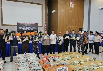 Press release mengenai penggagalan penyelundupan narkotika jenis sabu dan kokain seberat 1,9 ton yang dilakukan oleh TNI Angkatan Laut (AL) di Mako Lantamal IV Batam, Tanjung Sengkuang, pada Jumat (16/05/25).