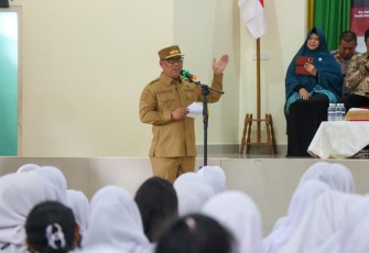 Wakil Gubernur Kepulauan Riau Nynyang Haris Pratamura dalam kegiatan Kesbangpol Masuk Sekolah (KEMAS) Seri-5 di SMKN 1 Bintan Timur, Senin (4/8/2025).