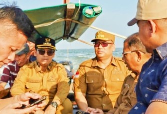 Wakil Gubernur Kepulauan Riau, Nyanyang Haris Pratamura, saat menghadiri langsung kegiatan Panen Raya Rumput Laut sebanyak 100 ton di Desa Sugie, Kecamatan Sugie Besar, Kabupaten Karimun, pada Senin (21/7/2025).