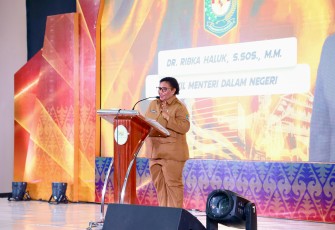 Wamendagri Ribka Haluk saat memberikan pengarahan pada Musrenbang RKPD Provinsi Sultra Tahun 2026 di Ballroom Nirwana Buton Villa, Kota Baubau, Sultra, Senin (14/4/2025).