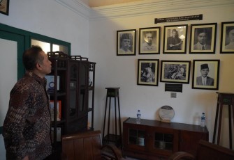 Wakil Menteri Koperasi (Wamenkop) Ferry Juliantono saat mengunjungi rumah HOS Tjokroaminoto di Surabaya, Jumat (11/04).