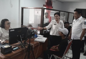 Wakil Walikota Bitung, Randito Maringka saat meninjau pelayanan publik di Dinas Dukcapil