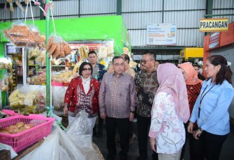 Wakil Ketua Komisi IX DPR RI Yahya Zaini saat melaksanakan inspeksi mendadak (sidak) di Pasar Oro-Oro Dowo, Kota Malang, Jawa Timur, Kamis (27/2/2025).
