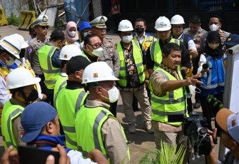 Wakil Ketua Komisi V DPR RI Roberth Rouw di sela kunjungan kerja di Cilegon, Banten, Kamis (26/6)