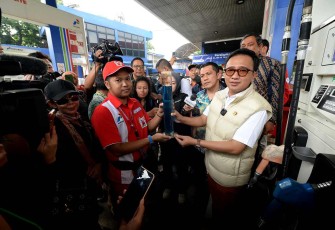 Wakil Ketua Komisi XII DPR RI Bambang Haryadi bersama dengan Anggota Komisi XII lainnya, saat melakukan sidak ke SPBU Pertamina di kawasan Cibubur, Jakarta Timur, Kamis (27/2/2025).
