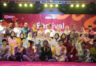 Foto bersama dalam Festival Budaya Melayu 2025 bertema “Satu Melayu, Ragam Pesona Warisan” pada Minggu, 3 Agustus 2025, bertempat di Pelataran Tugu Sirih, Tanjungpinang.
