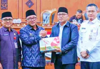 Wali Kota Tanjungpinang saat Serahkan Ranperda LPP APBD Tahun 2024 ke DPRD