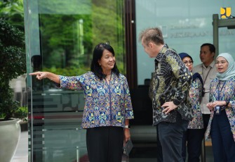 Wamen PU Diana Kusumastuti saat bertemu dengan Country Director and Resident Representative Regional Hub Indonesia IsDB Amer Bukvić di Kantor Kementerian PU, Rabu (5/2).