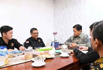 Wakil Menteri Transmigrasi Viva Yoga Mauladi menerima Pengurus Sekretariat Nasional Badan Usaha Milik Petani (BUMP) Indonesia atau juga disebut Crew 8. 