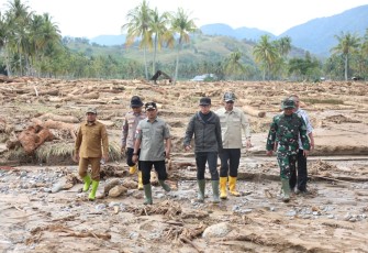 Wamendagri Bima saat Tinjau Lokasi Banjir di Solok, Selasa (2/12/2025).