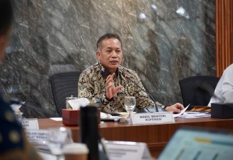 Wamenkop Ferry Juliantono saat memimpin Rapat Koordinasi (Rakor) Pembentukan Koperasi Desa/Kelurahan Merah Putih, di kantor Kemenko Bidang Pangan, di Jakarta, Kamis (17/4).