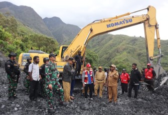 Dandim 1714/PJ saat Dampingi Pj Bupati Puncak Jaya Tinjau Langsung Jalan Longsor di Distrik Kalome