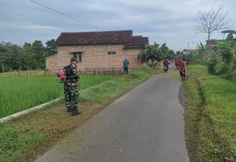 Babinsa Desa Jetis Laksanakan Karya Bakti Pembersihan Jalan