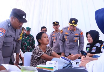 Kapolres Ngawi AKBP Charles P. Tampubolon saat meninjau langsung pelayanan kesehatan gratis, Rabu (8/10)