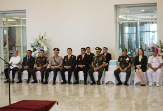 Foto bersama Kasdam XIII Merdeka bersama Gubernur Sulawesi Utara dan unsur Forkompinda pada kegiatan pelantikan dan pengambilan sumpah jabatan Sekda Provinsi Sulawesi Utara.